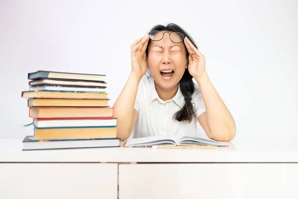 Křik Unavená Studentka Mnoha Knihy — Stock fotografie