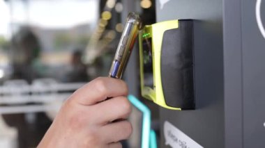 Fast food restoranında cep telefonu kullanan bir adam self servis kiosk.hand kart terminalinden akıllı telefon alıyor. Elektronik dokunmatik ekran menüsü.