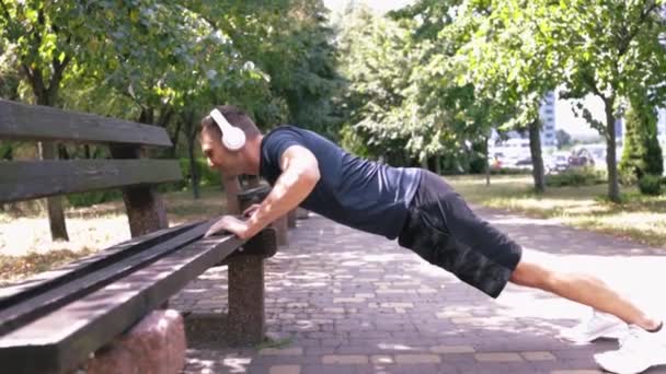 Bělošský Mužský Atlet Dělá Lavicové Kliky Pro Posilovací Cvičení Poslouchá — Stock video