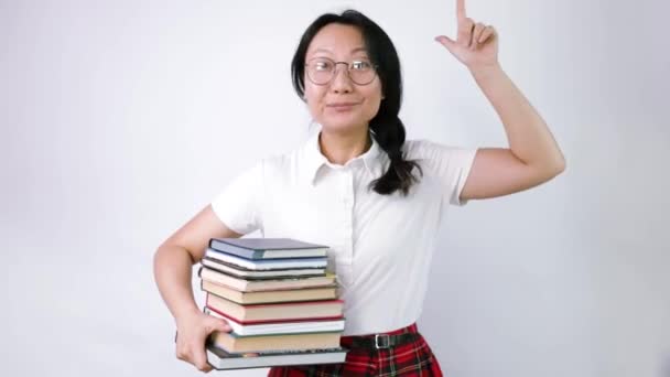 Roztomilé Čínské Dívka Knihami Zvedl Ukazováček Bílém Pozadí — Stock video