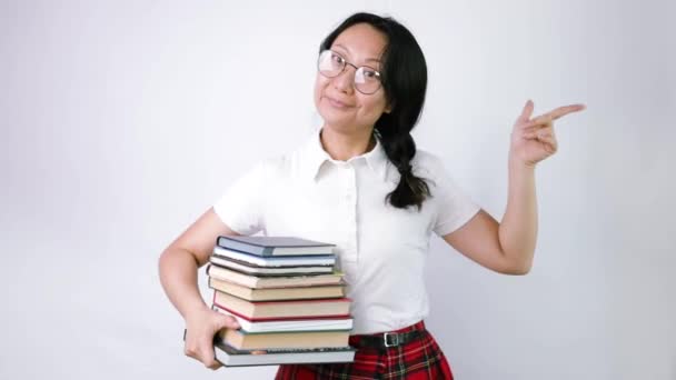 Menina Chinesa Bonito Com Livros Dedo Indicador Levantado Fundo Branco — Vídeo de Stock