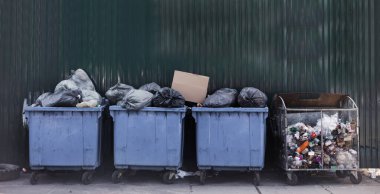 Şehir parkında çöp tenekeleri dolu. Çeşitli Geri Dönüşüm Renkleri Çöp Arabaları Sokaklarda, Çöplerin Geri Dönüşümü.