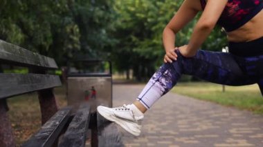 Yaz parkında bacaklarını açan Asyalı bir kadın.. 