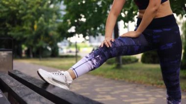 Yaz parkında bacaklarını açan Asyalı bir kadın.. 