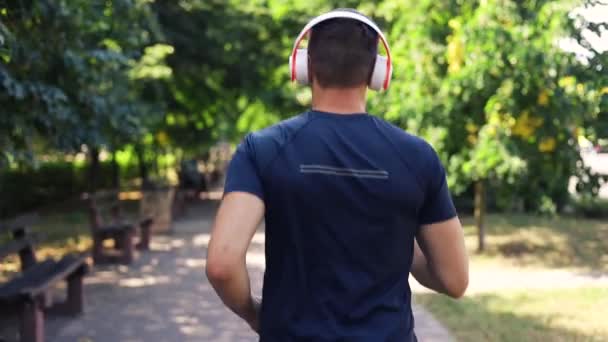Медленный Человек Синей Рубашке Черных Шортах Бегает Пустом Парке Скамейками — стоковое видео