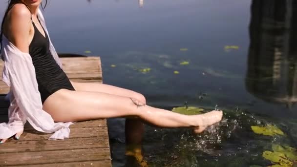 Νεαρή Σέξι Γυναίκα Πόδια Παιχνιδιάρικα Πιτσιλίζει Νερό Της Λίμνης Απολαμβάνοντας — Αρχείο Βίντεο