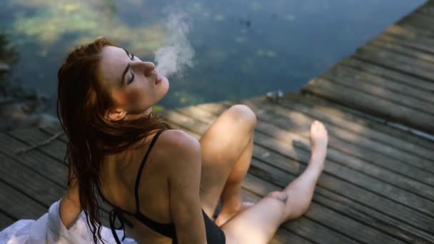 Jeune Femme Tête Rouge Sexy Fumant Vaper Parc Près Lac — Video