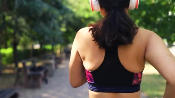 Zdravá Puberťačka Běhá Ulici Aby Zacvičila Mladá Asijská Atletka Běhá — Stock video