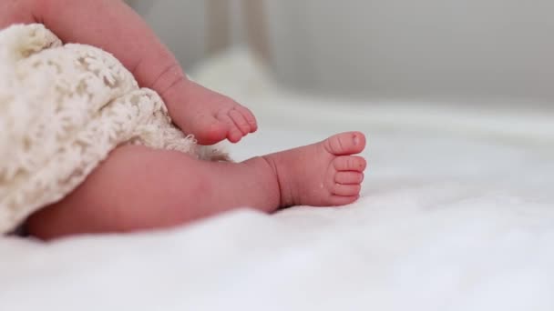 Nahaufnahme Neugeborener Babyfüße Heimischen Bett Konzept Von Generation Elternschaft Und — Stockvideo