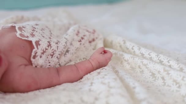 安安稳稳地睡在白色的毛毯上 可爱的亚洲新生儿在床上睡觉和打盹 新生儿摄影概念 — 图库视频影像