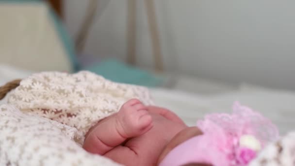 快適で安全な白い毛布の上に眠っている幸せな新生児の手を閉じます かわいい新生児の睡眠とベッドにナッピング 新生児の写真コンセプト — ストック動画