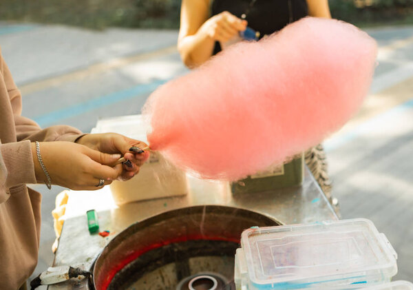 Готовить сахарную вату на улице. Крупный план
