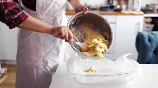 把混合了苹果的面团倒入烤盘中 秋天的心情烹调自制的蛋糕 烹饪视频教程 食品准备过程 在家厨房里做饭 — 图库视频影像