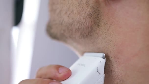 Man Använder Elektrisk Rakapparat För Att Trimma Mustasch Och Skägg — Stockvideo