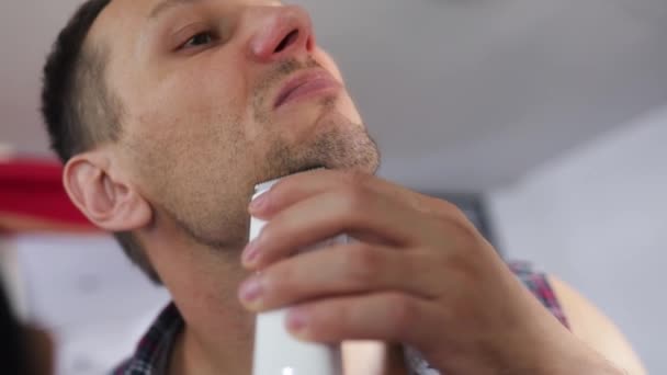 Homem Está Usando Barbeador Elétrico Para Aparar Bigode Barba Enquanto — Vídeo de Stock