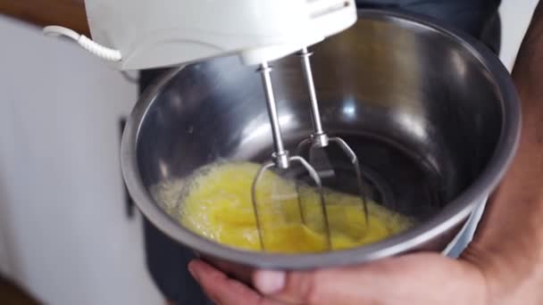 銀製のキッチンスタンドミキサーで生卵を混ぜる 卵をかぶる スローモーションビデオ 選択的な焦点 キッチンミキサー スタンドミキサーで製品を混ぜる — ストック動画