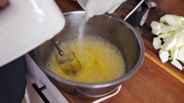 Змішування Сирих Яєць Срібному Кухонному Мікшері Збивання Яєць Повільне Відео — стокове відео