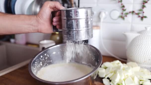 エプロンの若者キッチンでリンゴパイを調理し ベーキングのために小麦粉を追加 — ストック動画