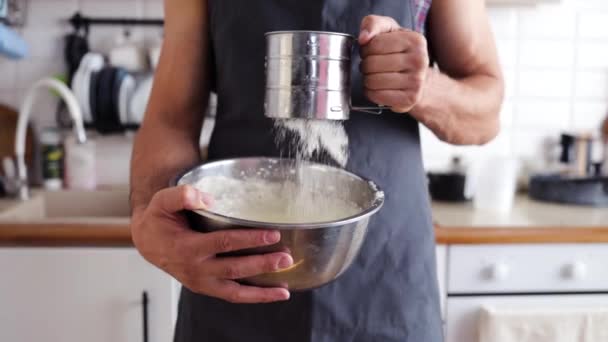 Tânăr Șorț Gătit Plăcintă Mere Bucătărie Adăugând Făină Pentru Coacere — Videoclip de stoc