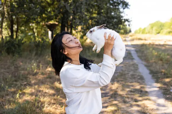 Красивая Азиатка Держит Кролика Осеннем Парке — стоковое фото