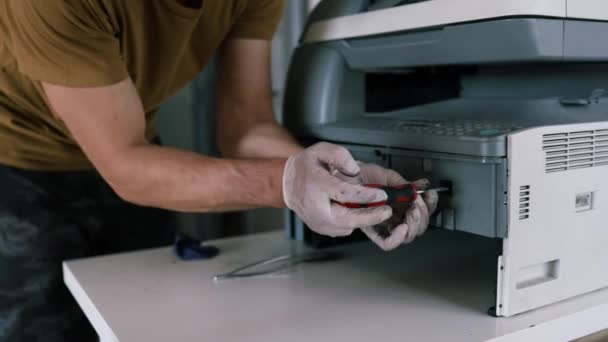 Opravář Tiskáren Mužský Údržbář Zkontroluje Tiskárnu Před Zahájením Oprav Servisním — Stock video