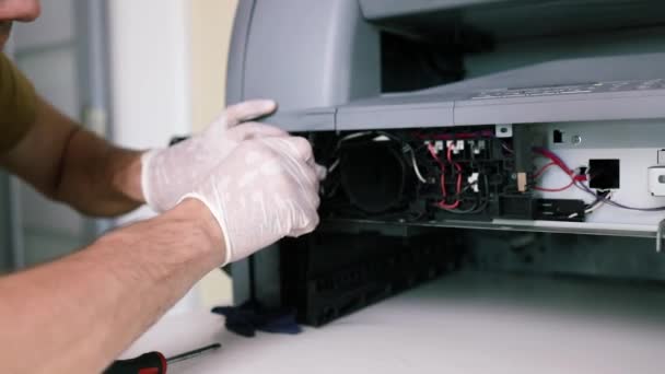 Technicien Réparation Imprimante Homme Bricoleur Inspecte Une Imprimante Avant Commencer — Video