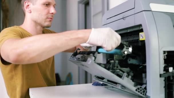 Técnico Reparación Impresoras Manitas Masculino Inspecciona Una Impresora Antes Comenzar — Vídeo de stock