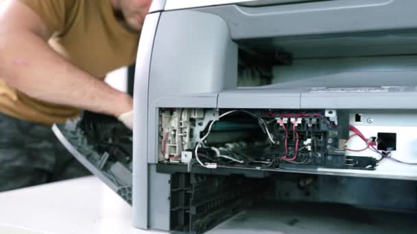 Technicien Réparation Imprimante Homme Bricoleur Inspecte Une Imprimante Avant Commencer — Video