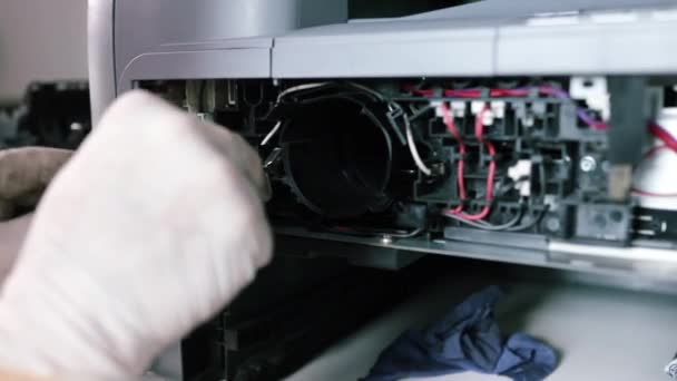 Técnico Reparo Impressora Faz Tudo Masculino Inspeciona Uma Impressora Antes — Vídeo de Stock