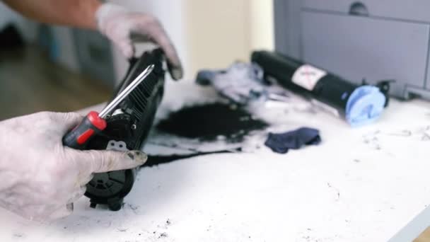 Reparationstekniker Manlig Hantverkare Inspekterar Skrivare Innan Han Påbörjar Reparationer Servicecentret — Stockvideo