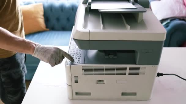 打印机维修技术员 一名男勤杂工在服务中心开始修理前 先检查打印机 — 图库视频影像