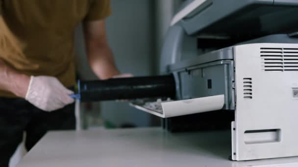 Printerreparateur Een Mannelijke Klusjesman Inspecteert Een Printer Voordat Hij Met — Stockvideo