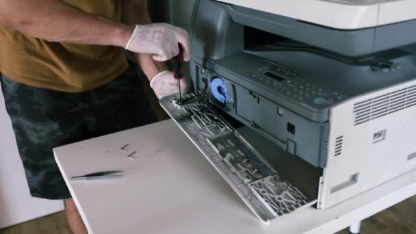 打印机维修技术员 一名男勤杂工在服务中心开始修理前 先检查打印机 — 图库视频影像