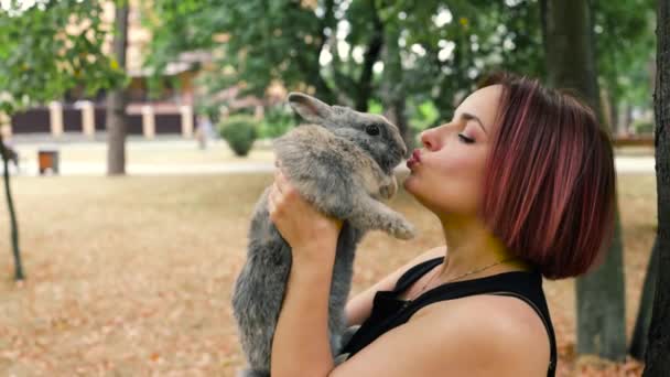 Mujer Bonita Sosteniendo Lindo Conejito Esponjoso Amistad Con Conejo Pascua — Vídeos de Stock