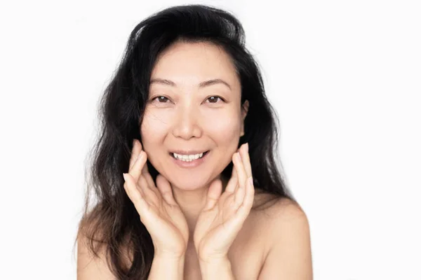 Beyaz Arka Planda Temiz Ciltli Güzel Asyalı Kadın Yüz Bakımı — Stok fotoğraf
