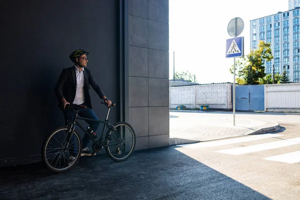 Bonito Jovem Adulto Vestindo Terno Andando Bicicleta Clássica Para Trabalhar — Fotografia de Stock