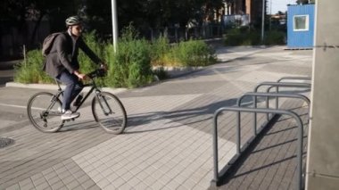 Genç Sakallı İş Adamı İşe Bisikletle Gidiyor. İş, Yaşam Tarzı, Ulaşım ve İnsanlar Konsepti. 