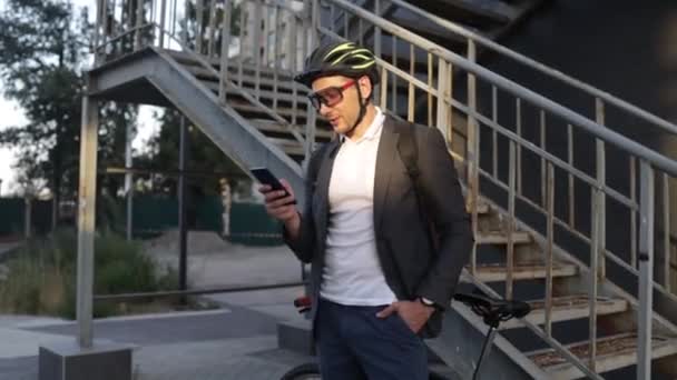 Teléfono Mecanografía Bicicleta Hombre Feliz Agente Ciudad Consultor Mensajes Texto — Vídeo de stock