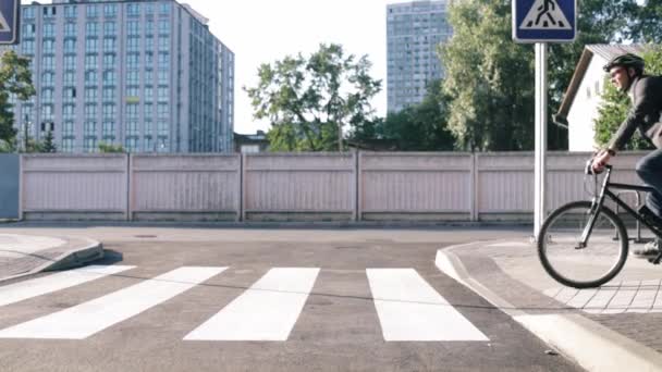 Oldalnézet Közepes Lövés Kaukázusi Üzletember Öltönyben Kerékpározás Gyalogos Város Utcáin — Stock videók