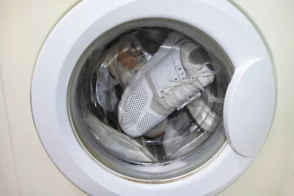 세탁기에서 운동화 과정에 세탁기 세탁기에 세척하십시오 — 스톡 사진