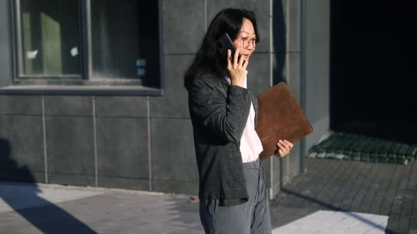 Atraktivní Asijská Podnikatelka Šedém Obleku Procházky Používání Chytrého Telefonu Městě — Stock video