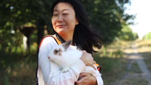 Asiatico Bambino Donna Libera Holding Cute Soffici Bunny Amicizia Con — Video Stock