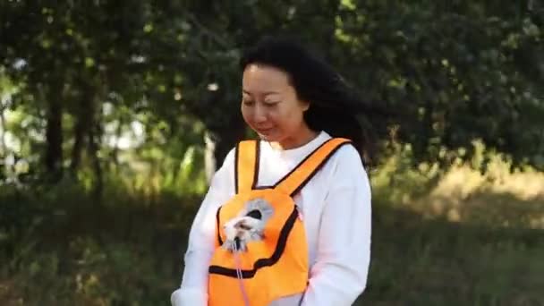 Kelinci Putih Berjalan Udara Segar Potret Dekat Seorang Gadis Asia — Stok Video