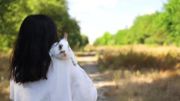 Asiatische Mädchen Mit Niedlichen Flauschigen Häschen Freundschaft Mit Dem Osterhasen — Stockvideo