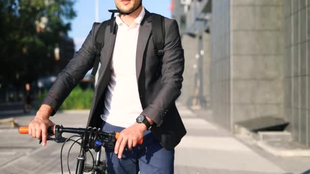 Geschäftsmann Offizieller Kleidung Schiebt Sein Fahrrad Berufsverkehr Über Den Stau — Stockvideo