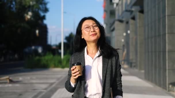 Succesvolle Jonge Aziatische Zakenvrouw Wandelen Centrale Zakenwijk Moderne Stad — Stockvideo