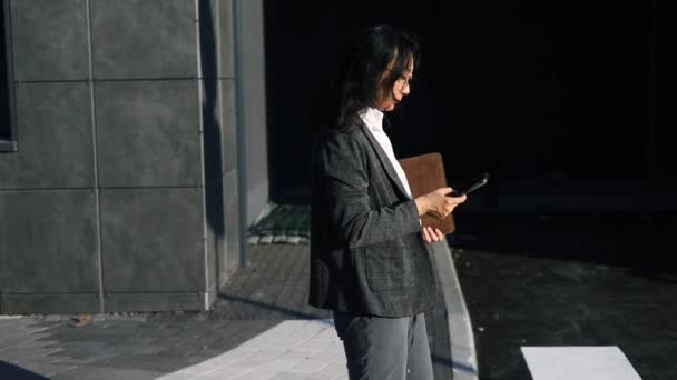Usmívající Asijská Žena Sobě Formální Oblek Pomocí Mobilního Telefonu Psaní — Stock video