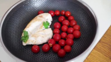 Kızarmış tavuklu ızgara fileto, yanında da vişneli domates..