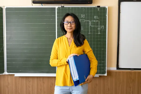 Zpátky Školy Pozitivní Asijský Učitel Žena Brýlemi Stojící Notebookem Škole — Stock fotografie