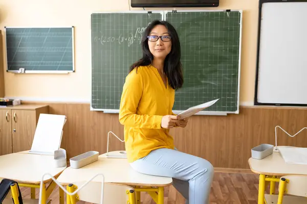Tillbaka Till Skolan Positiv Asiatisk Lärare Kvinna Med Glasögon Stående — Stockfoto
